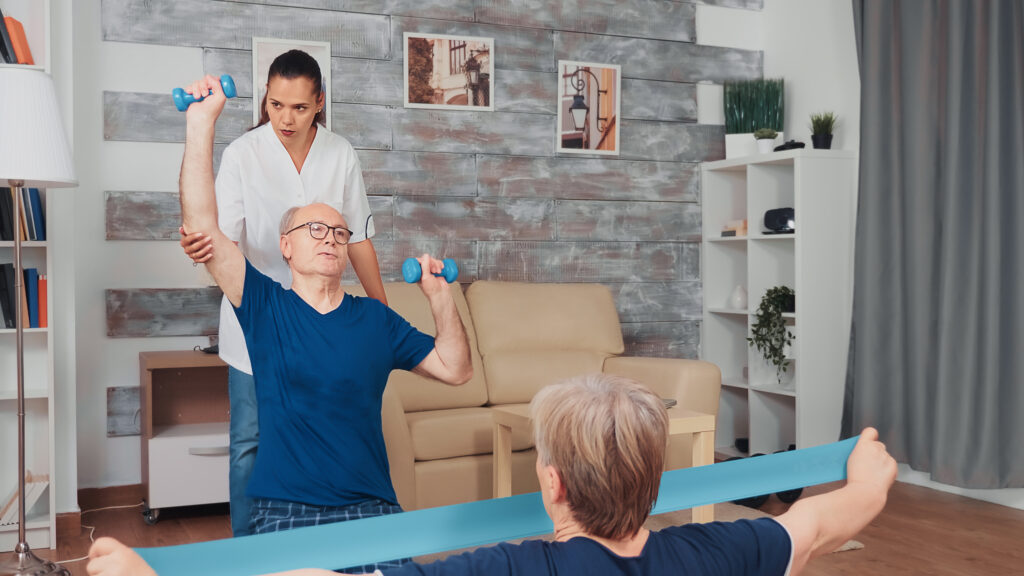 fisioterapeuta trabajando con persona mayor – ejercicios para prevenir caídas en personas mayores