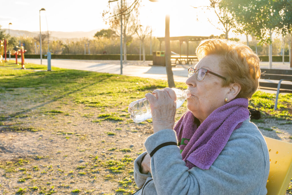 Persona mayor bebiendo agua tras una actividad física